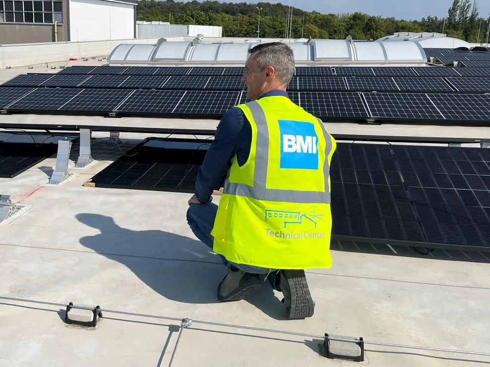 Transforma tu cubierta plana en una fuente de energía