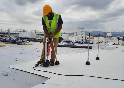 Fijacion por induccion en cubierta plana