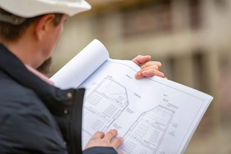 097524085-portrait-architect-work-helmet